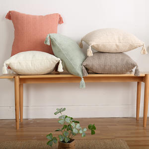 Coussin décoratif carré moderne et minimaliste à pompons, couleur unie, mélange coton et polyester, pour salon et chambre à coucher - Product Image 2