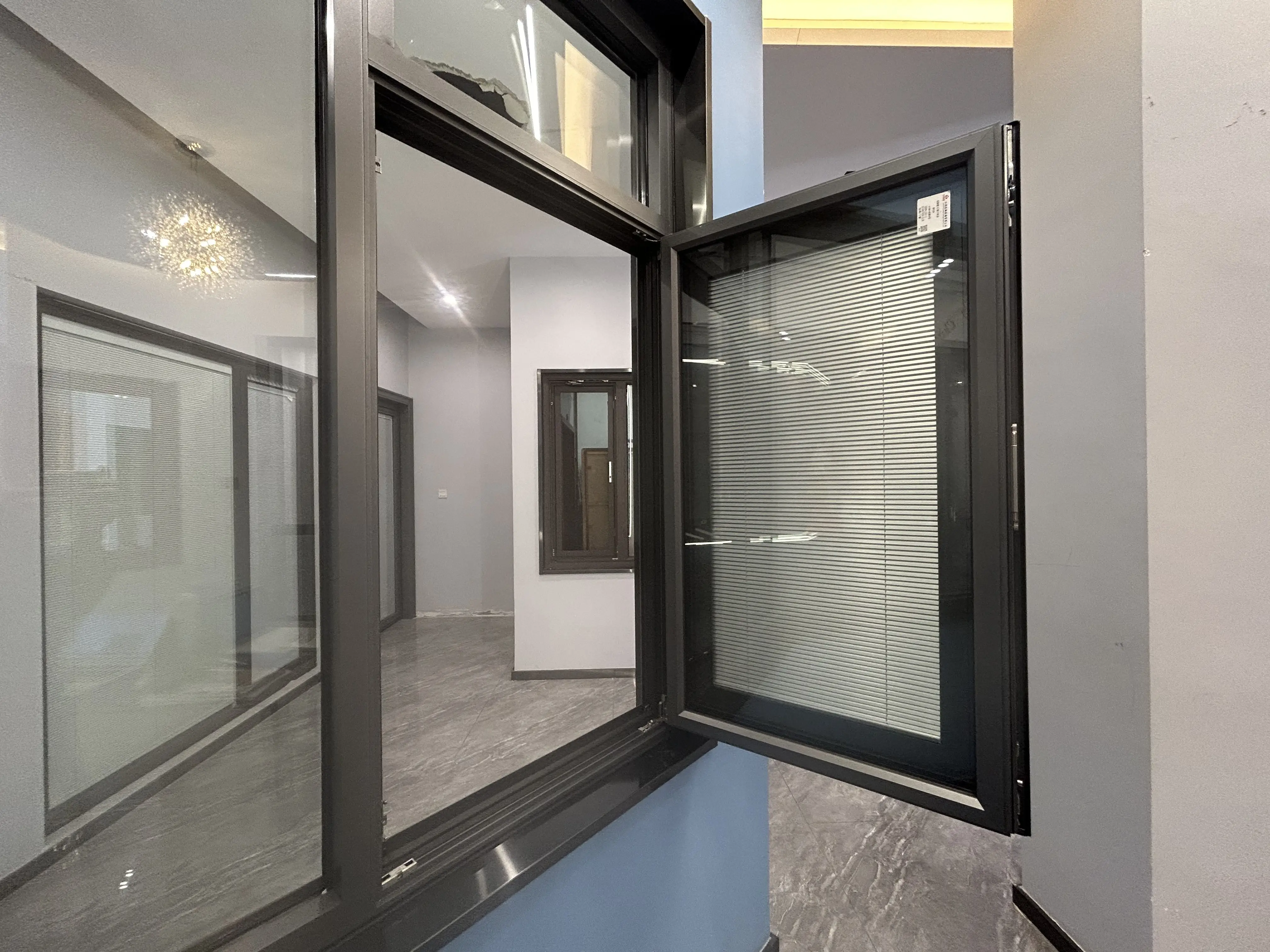 블라인드 여닫이 창문이있는 맞춤형 방음 알루미늄 창문 유리