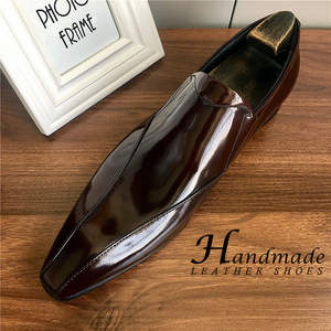 Nouvelles chaussures en cuir tendance à bout pointu pour jeunes hommes. Chaussures tendance en cuir pour créateurs de coiffures. Style une pièce pour costumes - Product Image 2