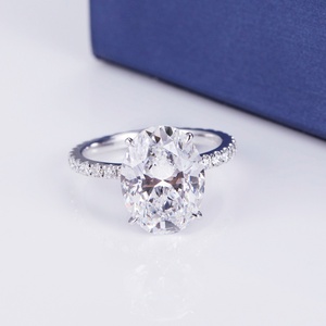 Anillo de Compromiso Messi Jewelry de Oro de 14K y 18K con Diamante Cultivado en Laboratorio de Corte Ovalado de 5 Quilates y Halo Oculto - Product Image 3