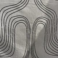 Tissu Jacquard Noir et Blanc 100% Polyester Teint en Fil Motif Géométrique Courbe Abstraite Ligne Épaisse Textile Lourd