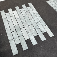 Décoration intérieure de salle de bain d'hôtel : Bande de carreaux en marbre vert pierre pour mur et sol