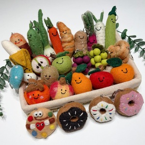 Pendentif en feutre de laine fait main en gros, motif légumes, fruits, pain, cerise, radis, porte-clés, bijoux - Product Image 1