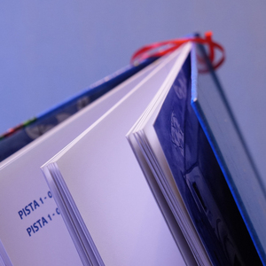 แคตตาล็อกและโบรชัวร์ปกแข็งขายดีอันดับต้นๆ พร้อมเคลือบฟิล์ม ปั๊มนูน/ปั๊มจม พิมพ์แบบกำหนดเอง - Product Image 6