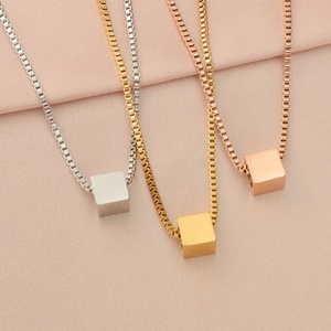 Nouveauté 2024 : Collier pendentif cube en acier inoxydable poli miroir, anti-ternissement, plaqué or, style chaînes tendance, vente en gros - Product Image 2