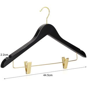 Cintres en bois noir brillant de qualité supérieure avec logo personnalisé pour les boutiques et les hôtels - Product Image 6