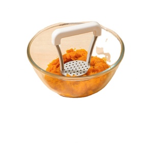 Presse-purée manuelle pour la cuisine domestique avec poignée en plastique – Ustensile facile à utiliser pour légumes et ail – Le maître des pommes de terre - Product Image 1