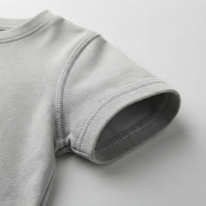 Ensemble de vêtements d'été pour bébé garçon en deux pièces, personnalisé en gros, en coton doux, avec t-shirt à manches courtes à imprimé graphique et short à taille élastique - Product Image 3