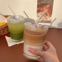 Taza de vidrio transparente de rayas simples de 450mL para café y té Taza de desayuno con tapa y pajita para té de burbujas