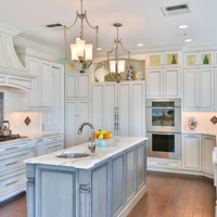 Meubles de cuisine sur mesure Santopova de luxe, beige et blanc, sans poignées, avec vitrines en verre pour la maison