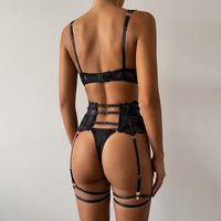 Ensemble de lingerie de mariage gothique en dentelle noire transparente sensuelle avec soutien-gorge push-up et larges bretelles en satin, et jarretières de cuisse amovibles