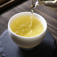 Thé blanc du Yunnan en tranches parfumées au jasmin, conditionné individuellement en sachets de 10g, pour une consommation quotidienne
