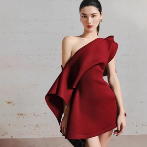 Nouvelle Robe de Soirée Non Tissée Anti-rides Respirante Élégante à Coupe Tridimensionnelle Épaules Dénudées et Sans Bretelles pour Femme 2026 - Product Image 2