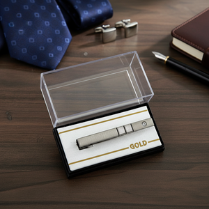 Pinza de corbata de acero inoxidable gris con dos detalles cuadrados y una piedra, en caja - Product Image 3