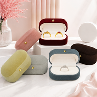 Boîte à bijoux de luxe moderne à coins arrondis pour bagues et pendentifs, avec fermoir doré, étui à boucles d'oreilles ovale en velours, boîte cadeau de voyage pour couples