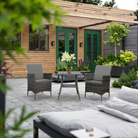 Ensemble de meubles de jardin en rotin de style hôtel moderne avec des coussins kaki confortables et une table basse en verre