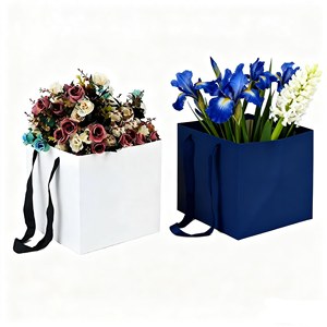 Sac cadeau de luxe en carton carré ivoire avec estampage à chaud pour la promotion en supermarché - Product Image 2