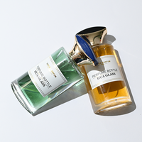 Flacon de parfum élégant et luxueux en verre plat incurvé de 50 ml avec bouchon poli bicolore