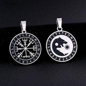 Collier Pendentif Yunnique en Acier Inoxydable 316L, Boussole Viking Vegvisir, Runes de Loup Émaillées, Style Gothique Vintage, Hypoallergénique et Durable - Product Image 1