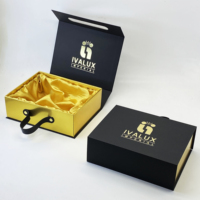 Boîte à chaussures en papier personnalisée pour hommes à faible MOQ, boîte cadeau magnétique avec doublure en satin, logo en feuille d'or, gaufrage, lamination brillante de luxe, revêtement UV
