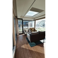 Maison capsule moderne modulaire de luxe en acier léger, écologique, entièrement meublée avec salle de bain et cuisine, pour usage en station balnéaire