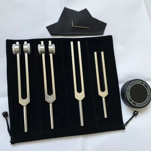 Kit de diapasons lestés 4-en-1 pour thérapie vibratoire à fréquence OM, avec marteau, chiffon de nettoyage et sac en velours – Vente en gros - Product Image 1