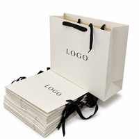 Sac fourre-tout de luxe pour magasin de vêtements, sac cadeau personnalisé pour cosmétiques, sac de shopping biodégradable en carton pour hommes et femmes avec poignée en ruban
