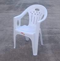 Vente en gros Grande chaise de jardin empilable en plastique PP Chaise en plastique blanche de haute qualité