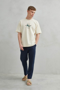 เสื้อยืดคอกลมแขนสั้นทรงโอเวอร์ไซส์สีเบจ ยี่ห้อ Imperio สำหรับทุกเพศทุกวัย ผลิตจากผ้าฝ้าย 100% พิมพ์ลายกราฟฟิกฉลามด้วยระบบดิจิทัล ระบายอากาศได้ดี สวมใส่สบาย - Product Image 3