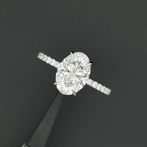 Bague de fiançailles en or blanc 18 carats avec diamant ovale de laboratoire de 3 carats, HQ Gems D VS1 IGI - Product Image 5