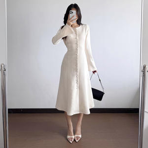 Robe longue élégante unie à col rond et boutonnée sur le devant, à manches longues, avec ceinture à nouer, coupe trapèze pour femme - Product Image 5