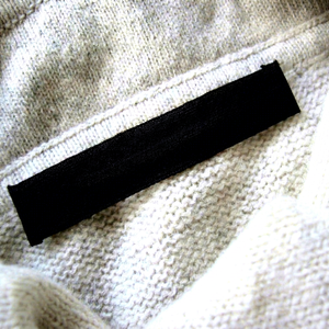 Étiquette rectangulaire en satin pour vêtements, type de couture à bord coupé à chaud pour l'habillement - Product Image 1