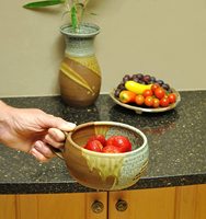 Handgemaakte moderne steengoed fruitschaal met afgietgreep, grijs, op maat gemaakt, keramiek, magnetronbestendig, voedselveilig, keuken fruitbakje