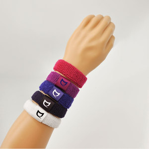 Muñequeras elásticas deportivas coloridas con logotipo personalizado al por mayor con muestra gratis, muñequeras deportivas para baloncesto y fútbol - Product Image 1