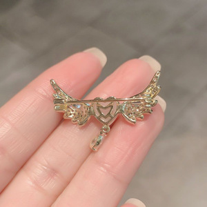 Broche Ailes d'Ange d'Amour Haut de Gamme, Mignonne et Élégante, Accessoire de Costume de Luxe, Boucle Anti-évasion pour Col, Légère et Raffinée - Product Image 4