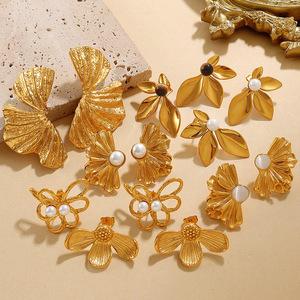 Boucles d'oreilles clous en forme de fleur avec perles, plaqué or 18 carats, acier inoxydable, bijoux pour femmes, à porter au quotidien - Product Image 1