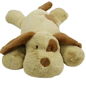 Белая и коричневая большая собака, Спящая мягкая плюшевая игрушка, обнимает щенка