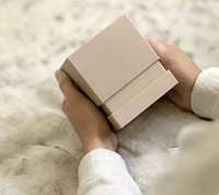Boîte cadeau en papier rigide personnalisée haut de gamme écologique avec doublure en éponge, impression UV sur les bords et gaufrage pour l'emballage des bougies