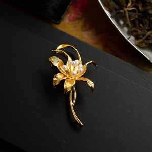Broche de Perlas con Hoja en Relieve 3D Hecho a Mano, Pin de Flor de Lycoris de Cobre Chapado en Oro Real, Joyería para Mujer, Regalo para Días Festivos - Product Image 5