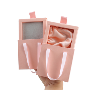 Boîte à bijoux carrée en carton de luxe avec logo personnalisé, ruban, tiroir de rangement pour bracelet, fermeture à cordon, emballage élégant - Product Image 1