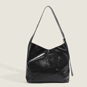 2025 nuevo bolso de hombro de cuero marrón con logotipo grande en relieve, simple y elegante - Product Image 1