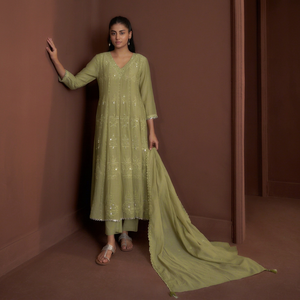 Conjunto de Kurta Anarkali bordada en Mul Chanderi color verde oliva, estilo étnico indio para mujer, con pantalón y dupatta. - Product Image 1