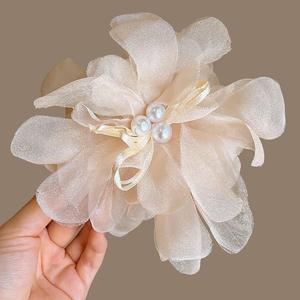 Élégante Épingle à Cheveux en Tulle Floral Rose Menthe avec Nœud Perlé Blanc – Accessoire de Mode Idéal pour les Coiffures Quotidiennes - Product Image 4