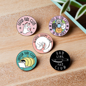 도매 사용자 정의 하이 퀄리티 옷깃 핀 청동 엠블럼 아연 합금 소프트 에나멜 골드 실버 도금 크로스 테마 황동 선물 - Product Image 1