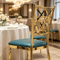 Chaise blanche moderne et confortable de luxe, avec structure en métal doré durable, pour événements et mariages