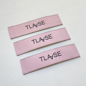 Etichette personalizzate 3D con <span class=keywords><strong>logo</strong></span> per abbigliamento, termoadesive, in raso tessuto, etichette dimensionali pieghevoli centrali per abbigliamento in poliestere - Product Image 4