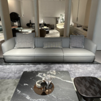 Premium italienisches minimalist isches gerades Sofa aus dickem Leder für Innenräume und Wohnzimmer in der Grand Villa