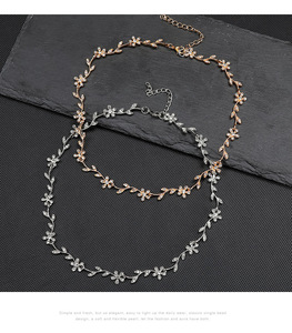 Conjunto de Tres Piezas Clásico y Sencillo con Aretes, Pulsera y Collar de Camelia con Pedrería Plateada Estilo Punk - Product Image 4