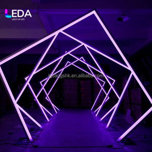 Arco de Entrada LEDA RGB con Marco Cuadrado, Túnel Geométrico Iluminado para Bodas, Fondo Personalizado en Tamaño y Color, Arco Metálico para Escenario - Product Image 4