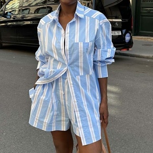 เสื้อเชิ้ตแขนยาวลายทางสีสันตัดกันสำหรับผู้หญิงและกางเกงขาสั้นสไตล์แอฟริกันอเนกประสงค์แบบลำลอง ชุดเซ็ต 2 ชิ้น แฟชั่น - Product Image 1